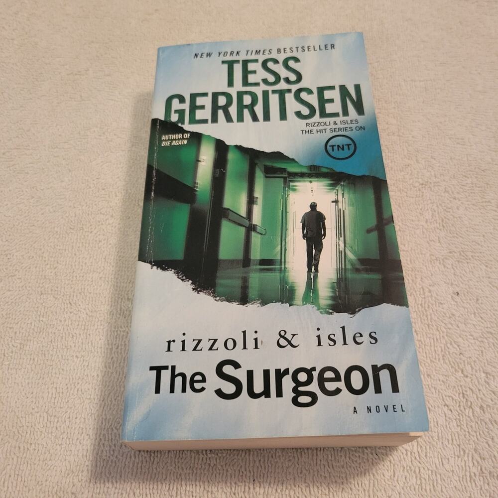 The Surgeon: a Rizzoli and Isles Novel by Tess Gerritsen -Paperback Book Fiction